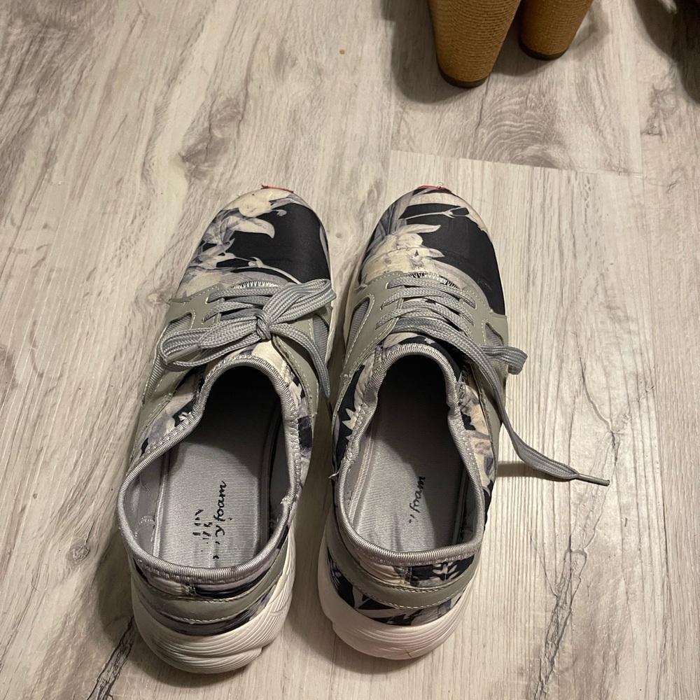 Tennis shoes